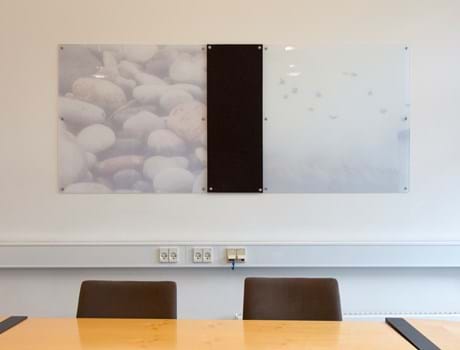 Pindot opslagstavle med filt på Rungstedgård (2)